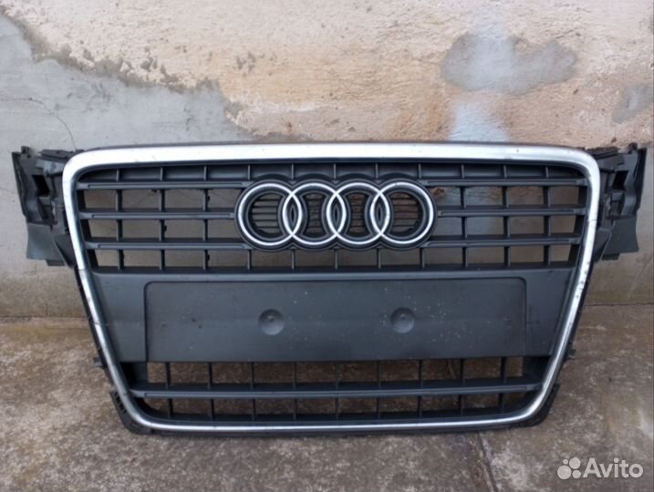 Решетка радиатора Audi A4 B8