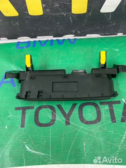 Кнопка аварийной сигнализации Kia Xceed 1 G4LD