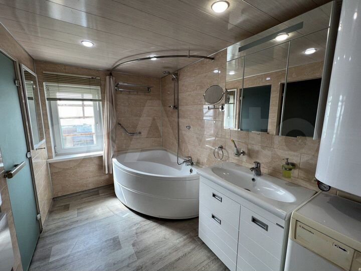 Дом 296,4 м² на участке 18,2 сот.