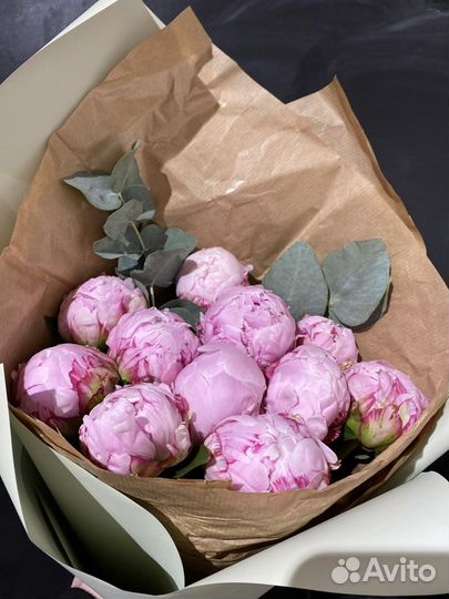 Пионы в букете и шляпных коробках