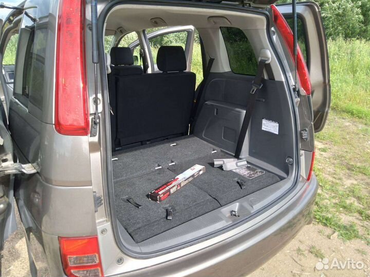 Toyota Isis, 2010