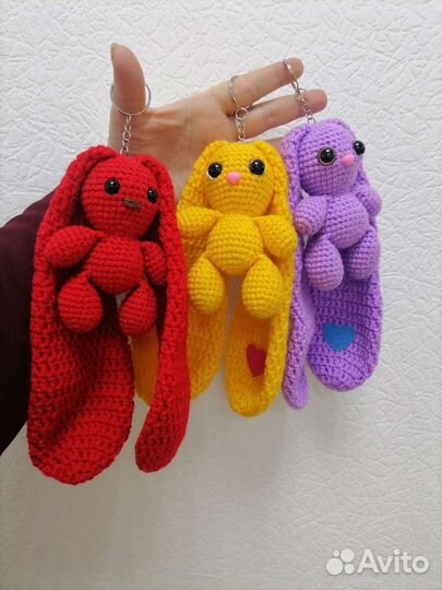 Вязаные зайки-брелки