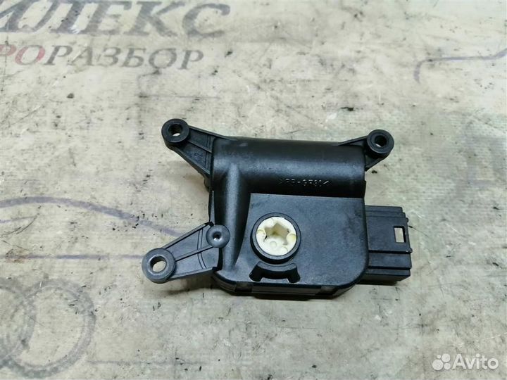 Моторчик заслонки печки VW Touran 2010