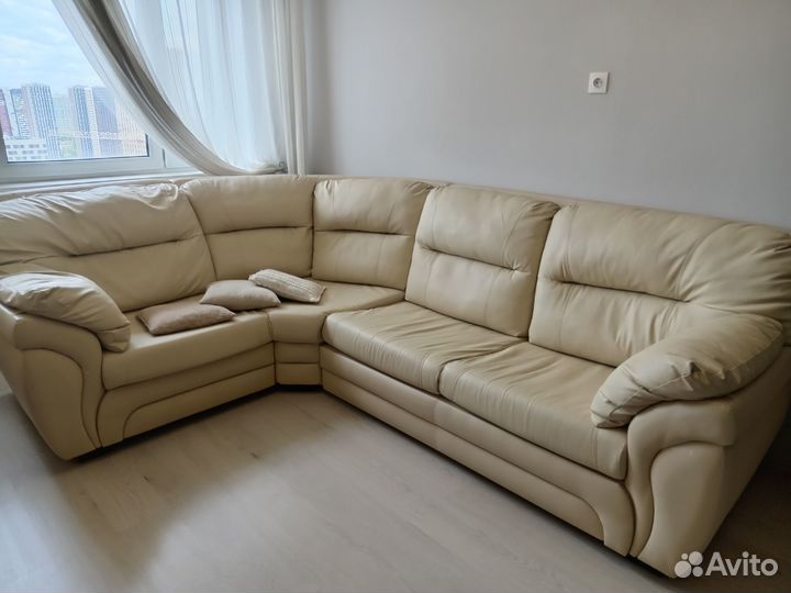 Продам большой светлый угловой кожаный диван