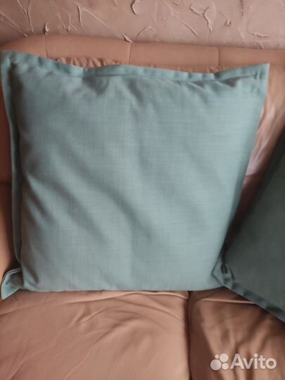 Две диванные подушки