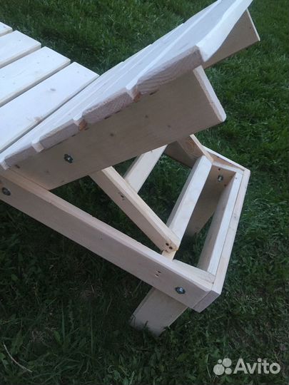 Лежак шезлонг винный столик