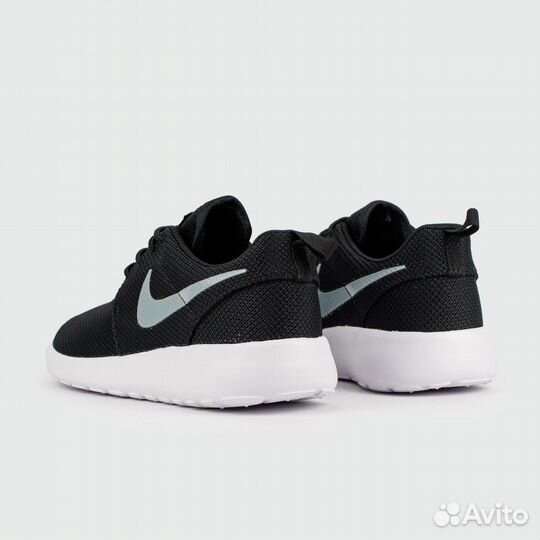 Nike Roshe Run Black / White