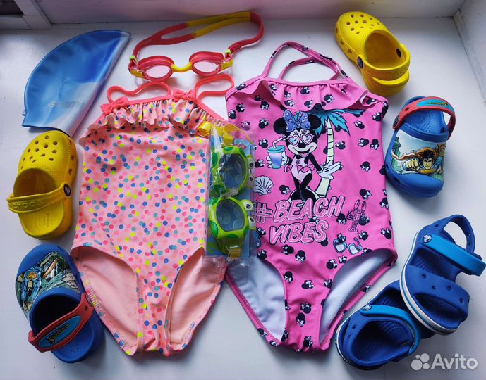 Купальник для девочки.Crocs сабо, сандалии