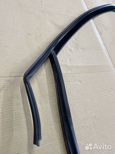 Уплотнитель рамки передней левой двери VW Поло 5