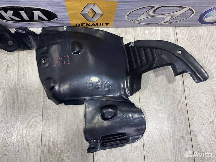 Подкрылок передний Renault clio 2 Лев