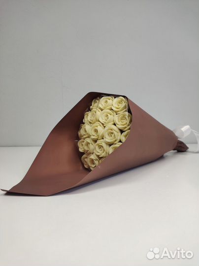 Букет из 19 Шоколадных Роз (Белый Шоколад)