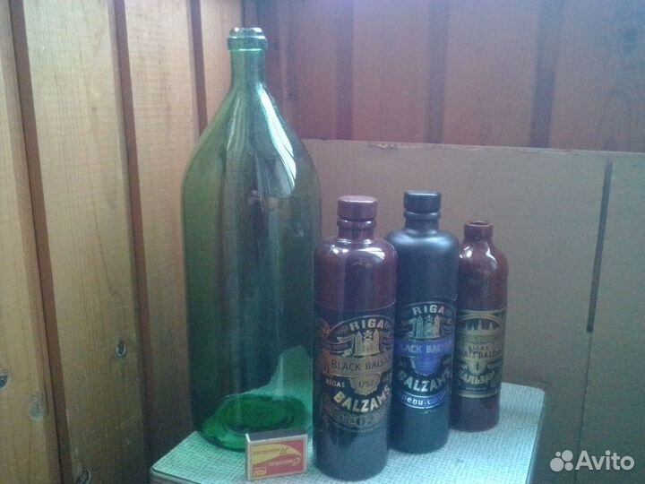 Бутылки стеклянные и фарфоровые