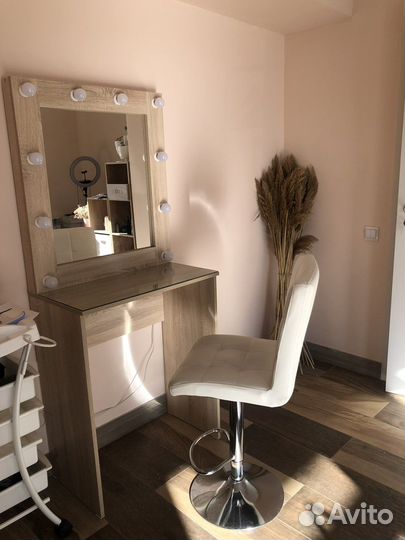 Гримерный столик с лампочками