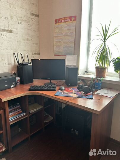 Письменный стол для школьника