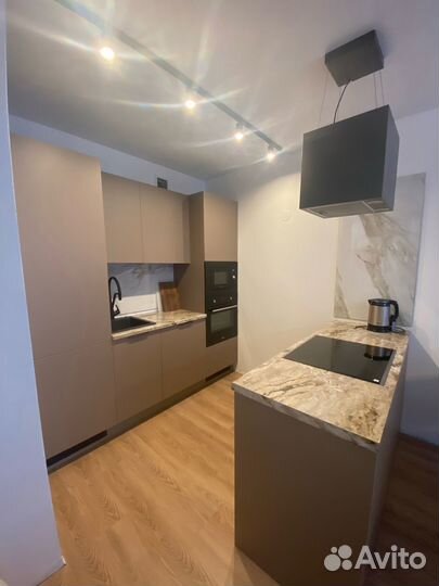 Кухня прямая с островом на заказ от фабрики Кухни