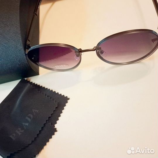 Солнечные очки Prada