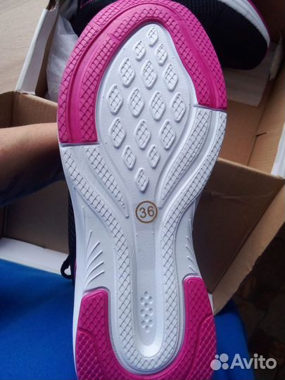 Кроссовки женские
