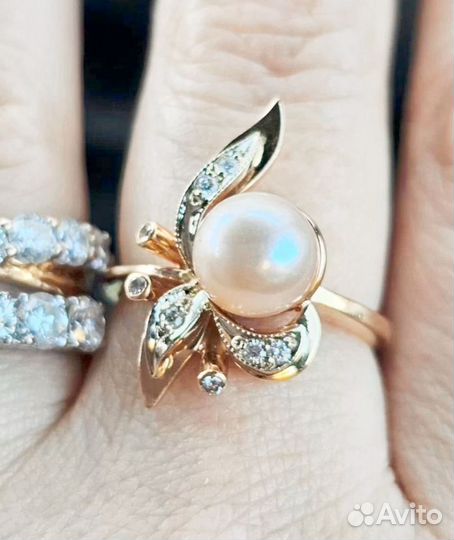 Золотое кольцо с бриллиантами и жемчугом