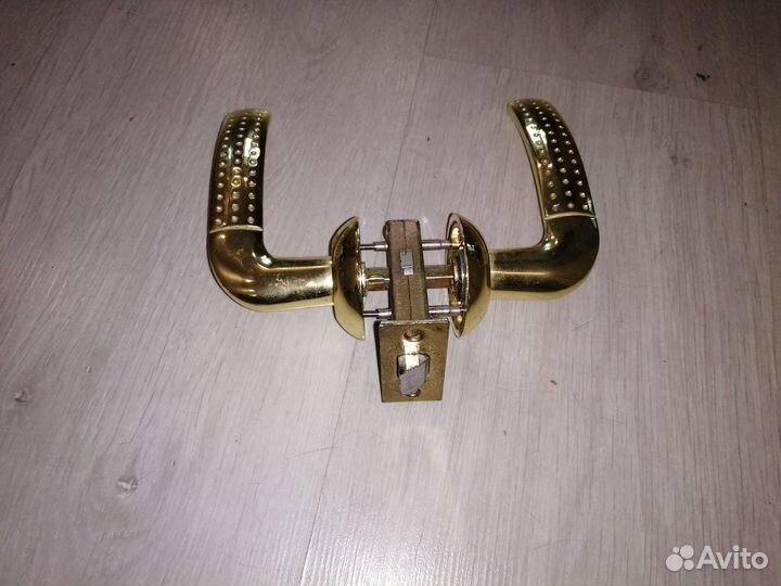 Дверные ручки с защелкой