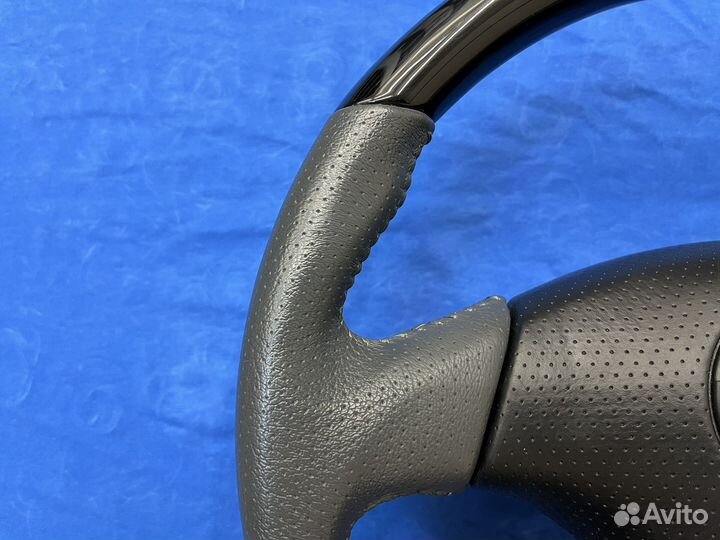 Спортивный руль с черной косточкой Toyota