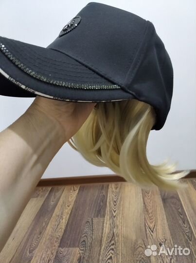 Бейсболка с волосами на липучках новая