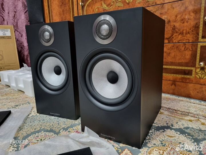 Акустика Bowers & Wilkins 606 в упаковке