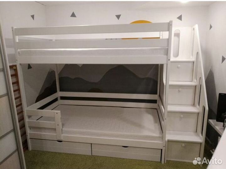 Двухъярусная детская кровать с лестницей комодом