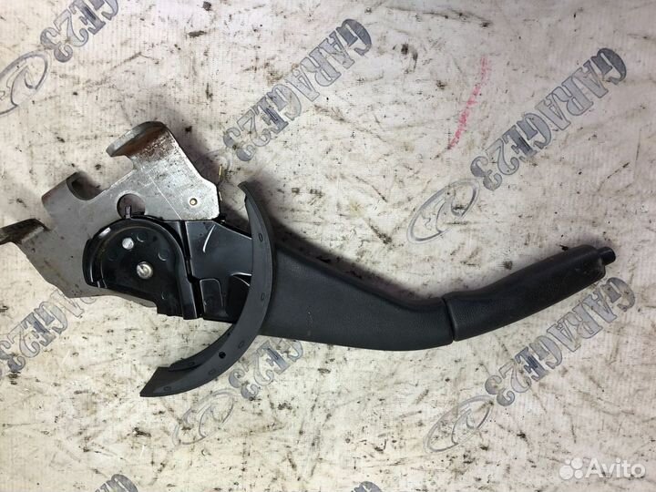 Рычаг стояночного тормоза Mitsubishi Outlander 1