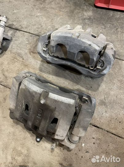 Суппорт тормозной передний Lexus RX 350 3