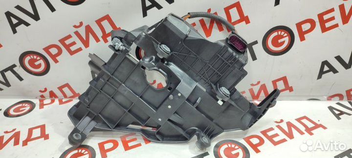 Кронштейн фары правый Volkswagen Touareg 7LA AXQ