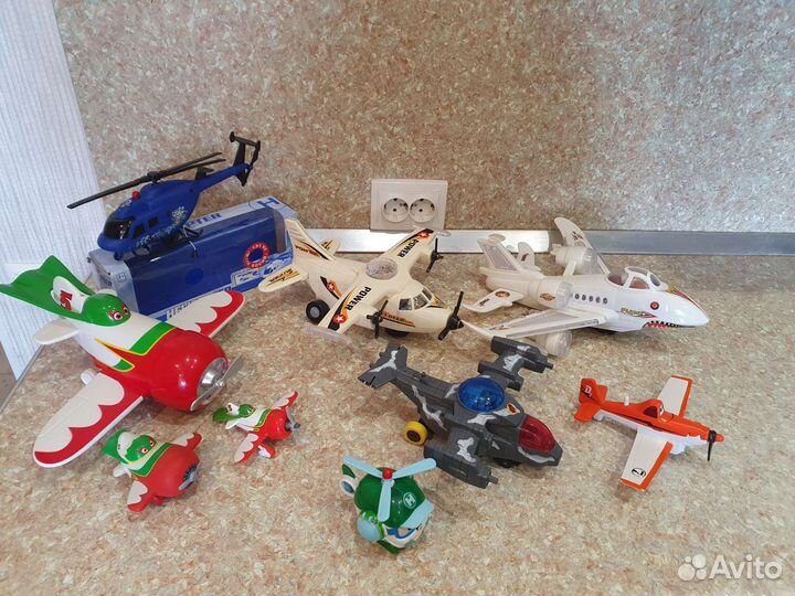 Игровой набор фигурок самолетов