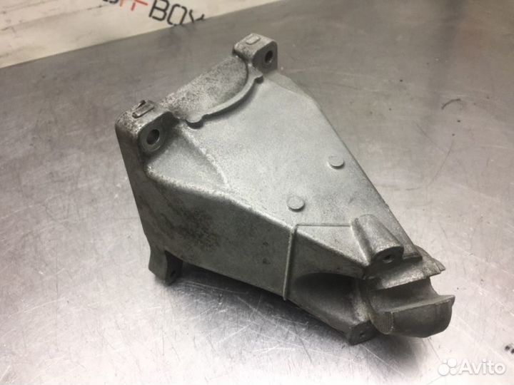 Кронштейн двигателя правый Mercedes S-Class W221