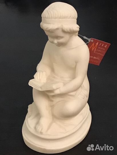 Фигура «Пишущая девочка»