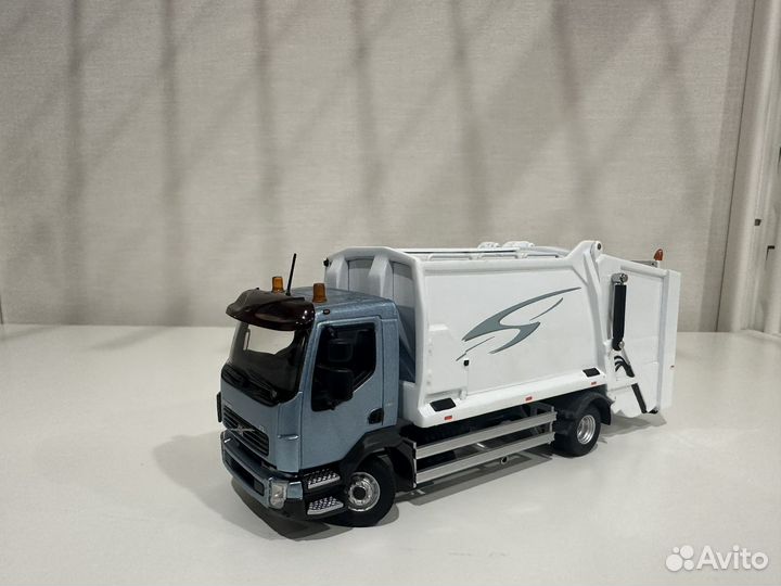 Коллекционная модель мусоровоз Volvo FL 4x2