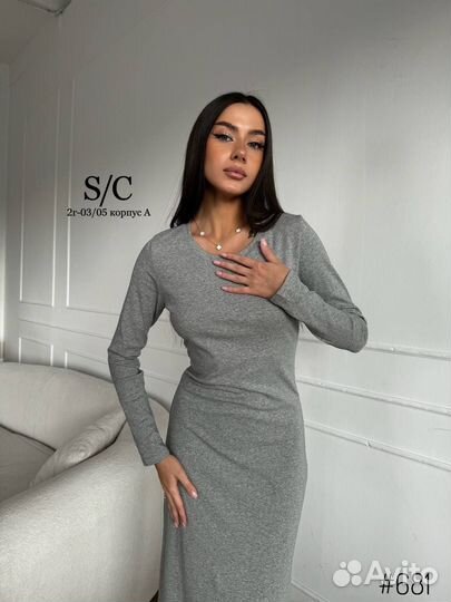 Облегающее платье из плотного трикотажа на лето