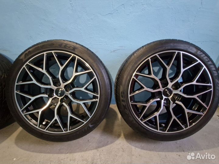 Maxxis MA-Z4S Victra 215/45 R17