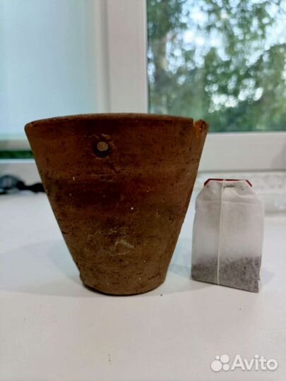 Старинный глиняный стакан