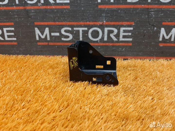 Крепление радиатора правое Mercedes-Benz C-Class