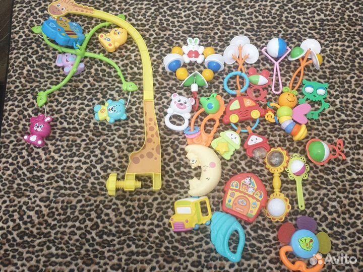 Погремушки, поильник, набор для рисования водой