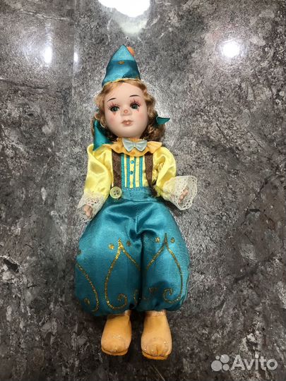 Кукла фарфоровая
