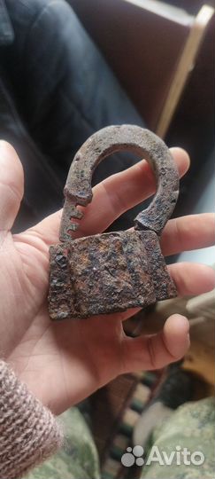 Навесной замок старинный