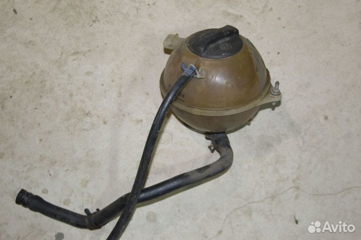 Бачок омывателя VW Passat B3