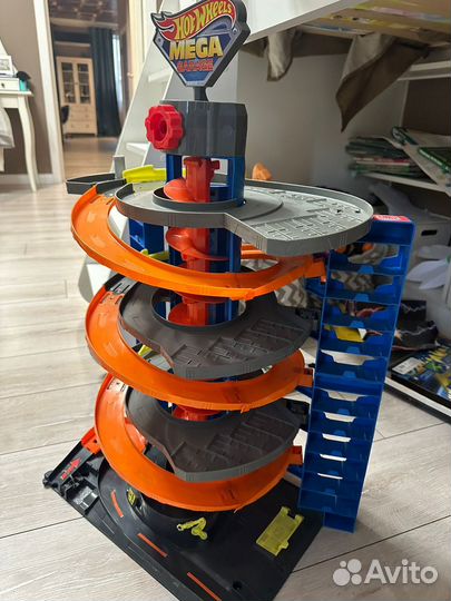 Hot wheels мега гараж