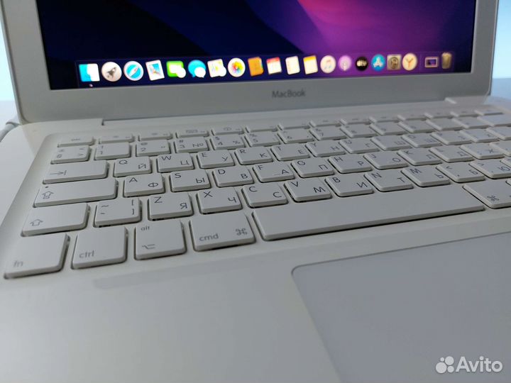 Apple MacBook A1342 (White)