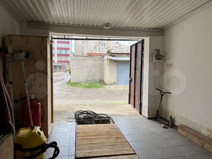 Гараж, > 30 м²