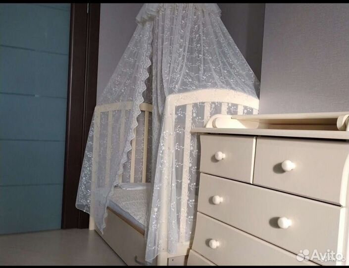 Детская кроватка с маятником и ящиком