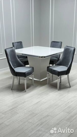 Стол обеденный. В наличии