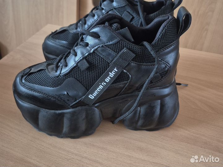 Кроссовки женские