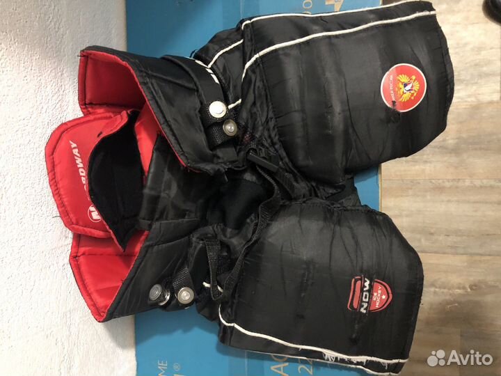 Детская хоккейная форма(коньки, шорты, налокотник)