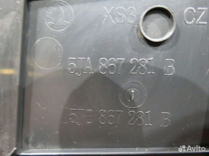 Обшивка средней стойки левая Skoda Rapid